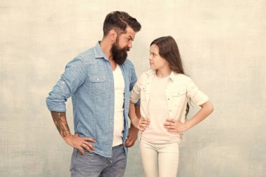 Çatışma ve suç. Bazen ebeveynlik yanlış anlaşılmayla ilgilidir. Aile çatışması. Sakallı hipster adam ve çocuk kız. Yüzleşme kavramı. Kaşlarını çatmış bir adam ve ciddi bir kız. Çakışmayı çözme