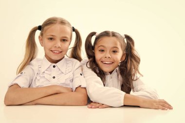 Eğitim geleceğin kapısıdır. Küçük kızlar ilköğretim okulu okuyor. Küçük çocuklar örgün eğitim alıyor. Sevimli okul çocukları masada oturuyor. Zorunlu eğitim ücretsizdir