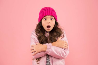 Buz gibi hissediyorum. Soğuk kışa hazır olun. Soğuk iklim havası. Donmuş küçük kız pembe arka plan. çocuk ceketi ve örgü şapka. Kış alışverişi. Hava çok soğuk. Kışın nasıl sıcak giyileceğini