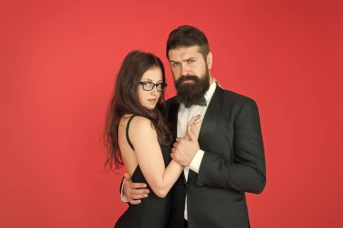 İlk randevu. Sevgili bir çift. Erkek arkadaş seksi kız arkadaşla çıkar. Sakallı adam şehvetli kadına sarılıyor. Birbirine aşık bir çift. Romantik bir ilişki. Flört ve flört. Tanışma randevusu