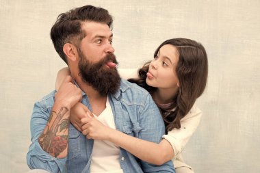 Dostane ilişkiler. Babalar günü konsepti. Sevimli baba ve sevimli çocuk. Aile kucaklaşması. Baba ve kızı sarılmak ışık arka plan. Baba kız ilişkilerini güçlendirmek. Çocuk ve baba en iyi arkadaşlar