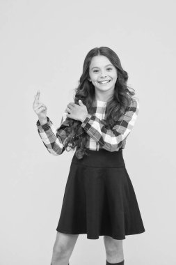 Sıkıca tanımlanmış halkalardan kumsal dalgalarını kaybetmeye kadar. Kıvırcık ve mutlu. Küçük gülümseyen kıvırcık saçlı çocuk. Mükemmel kıvırcık saç stili. Farklı şekilli bigudilerin saçına yaptığı şeyler. Eğri kıvrım tong