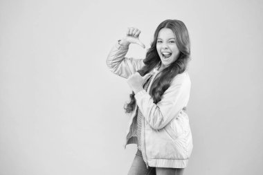 Kız gücü. Şu halime bak. Çocuklar için modern moda. Kıyafet mağazası. Sonbahar sezonu koleksiyonu. Sokak tarzı kıyafet. Sonbahar için rahat bir kıyafet. Moda kıyafeti. Küçük çocuk pembe bir ceket giyiyor.