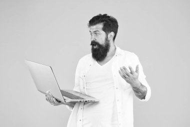 Sorunu var. Dijital dünyada eğitim. Bilgisayarlı programcı. İnternette sörf yapan acımasız bir adam. hipster defter kullanıyor. Sakallı adam dizüstü bilgisayar sarı arka plan. İnternetten alışveriş. çevik iş konsepti