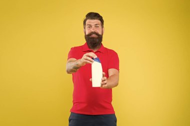 Sadece dene. Ekstra ciltli şampuan. Plastik konteynır ve kozmetik. Berber salonu. Kuaför berber konsepti. Yakışıklı sakallı berber şişe şampuan duş jeli. Erkekler için şampuan kremi