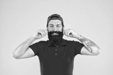 Erkek yaz modası. Berber salonu ve sakal bakımı. Son moda ve acımasız olmak. Sakal ve bıyık tımarlama. Mutlu yetişkin hipster sarı arka plan. Sakallı vahşi adam. Bıyık tımar rehberi