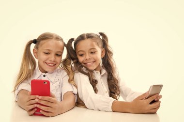 Çevrimiçi iletişim. Çevrimiçi web günlüğü oluşturun. Sosyal ağları takip edin. Çevrimiçi oyun oynamak. Blogger okulu. Eğitim başvurusu. Schoolgirls akıllı telefonlar internet sosyal ağlarsörf. İleti gönder