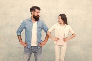 Ebeveynlik ve çocukluk. Babalar günü konsepti. Güven ve destek. En iyi dostlar. Babamın takımı. Sakallı hipster adam ve sevimli çocuk kız. Biz takımız. Aile takımı. Baba ve kız takım arkadaşları