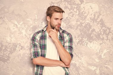 Tam sana göre. Maço erkek grunge geçmişi. Erkek modası yaz trendi. Kendine güveni tam bir erkek. Tıraşsız bir adam cildini ve sakalını önemser. Berber dükkanı konsepti. Erkeklerin şehveti. seksi erkek gündelik tarzda