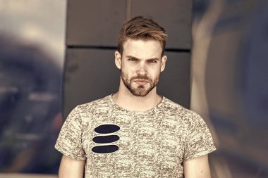 Cilt bakımı ve erkek güzellik konsepti. Modern insanlar. Sakallı hipster. Adam şık saç ve sağlıklı genç cilt. Adam traşsız sakallı yüz ve bıyık. Sakallı adam şehir tarzı. Sakal damat berber dükkanı