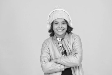 Kulağa hoş geliyor. Ses kursu. Modern teknolojiler. Okul kitabını dinliyorum. Öğrenmek için dijital teknolojiler. Kulaklıklı kız öğrenci duygusal çocuğu. Öğrenim teknolojileri. Kız şarkı dinliyor.