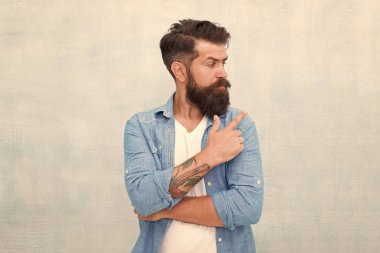 Bunu dene. Berber dükkanı saç bakımı ve sağlık. Normal erkek stili. Model. Ciddi sakallı adam. Sakallı, olgun bir hippi. Kepeğe karşı berber bakımı. Vahşi Kafkas hippisi. Kepeğe hayır de.