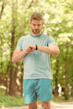 Yararlı ayarlar. Bilek bandı Gadget 'ı. Atlet kontrol Fitness izci doğa arka plan. Atlet bak pedometre gadget. Akıllı saat ile Sportsman eğitimi. Fitness izci ayarlayın. Fitness antrenörü