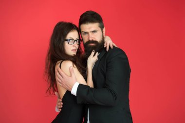 Biz farklıyız ama birbirimizi seviyoruz. Kırmızı arka planda aşık bir çift. Sakallı adam seksi kadına sarıldı. Aşk randevusu ve randevu. Aşk ve romantizm. Romantik bir ilişki. Sevgililer Günü
