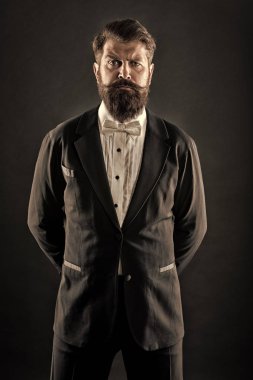 İyi giyinmiş ve titizlikle temiz. Hipster resmi takım smokin. Resmi olay elbise kodu. Erkek moda. Klasik tarzda. Klasik Trend dışında hiç. Erkek giyim klasik kıyafeti. Papyon ile sakallı adam