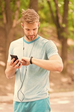 Bileklik aleti. Fitness takip cihazı kurun. Spor salonu koçu. Faydalı ayarlar. Sporcu fitness izleyici doğasını kontrol et. Sporcu adımölçer gibi görünüyor. Akıllı saat ile sporcu eğitimi