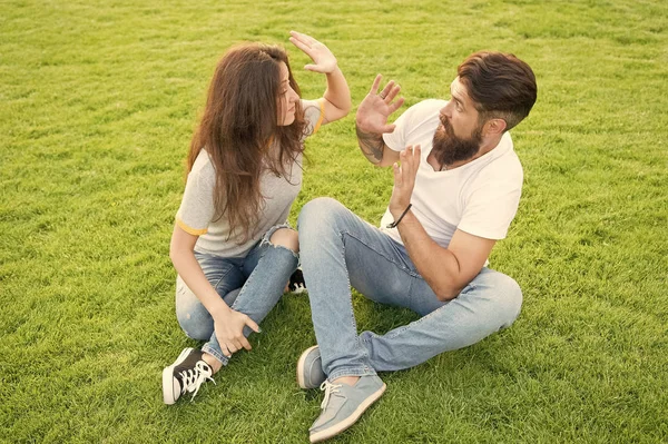 Feminismo. la mujer domina al hombre. chica abofetea a un chico. Alto a la violencia movimiento social. Defensa propia. dominación en la relación. pichón hombre asustado de su mujer. carácter fuerte y débil. hombre browbeaten —  Fotos de Stock