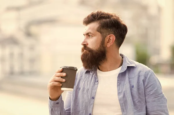 Logo de manhã. Homem barbudo beber café da manhã ao ar livre. Hipster segura bebida portátil de manhã. Café da manhã. Sua xícara de manhã de bom humor — Fotografia de Stock