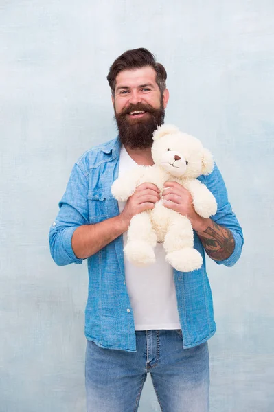 Brinquedo de ursinho fofo. brutal hipster segurar urso brinquedo. feliz dia dos namorados presente. presente para o seu amado. estilo casual masculino barbudo. homem com barba na cara feliz. Festa de aniversário. conceito de loja de brinquedos — Fotografia de Stock