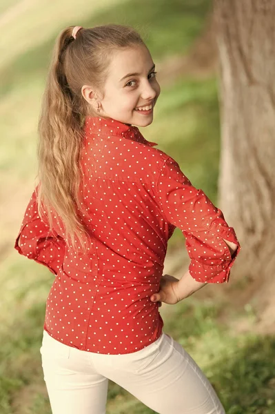 Haar het geluk van een kind geven. Klein meisje met lang blond haar en onschuldige glimlach schijnt met geluk. Gelukkig klein kind met schattig glimlachend gezicht. Dit is geluk. Happiness concept — Stockfoto