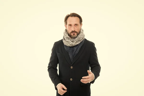 Dándole confianza al hombre. Elegante hombre con barba aislada en blanco. El hombre barbudo usa ropa acogedora para el clima de otoño. Hombre maduro en el estilo de moda de otoño — Foto de Stock