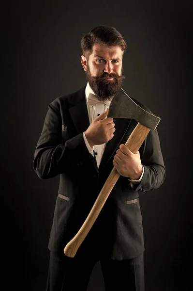 A barba precisa de barbeiro. Barbeiro preparar lâmina de machado para barbear. Homem barbudo segura o machado. Salão de barbeiro. Barbearia. Barbeiro e cabeleireiro — Fotografia de Stock