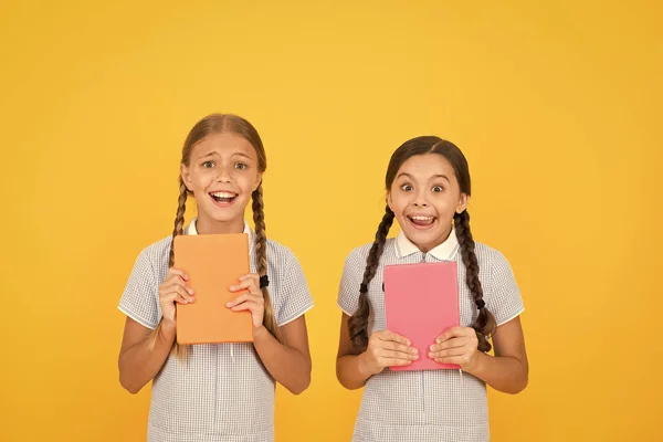 Hysterische lach. Geen paniek. Leuke kinderen lezen boek op gele achtergrond. Schattige kleine meisjes leren leesruimte kopiëren. Thuis lezen en schooling. Studeren hard. Examen komt. Eindtest — Stockfoto