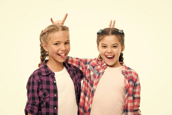 De humor lúdico. Los niños felices se hacen cuernos aislados en blanco. Los niños pequeños sonríen en estilo casual. Belleza mirada de los niños adorables. Los niños pequeños se divierten juntos. Amigos de la infancia —  Fotos de Stock