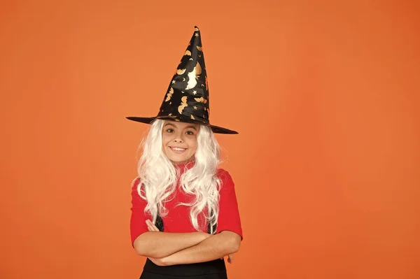 Um feitiço mágico. Bruxa pequena com cabelo branco. Feiticeiro ou mágico. Os fantasmas têm espírito verdadeiro. Fato de bruxa infantil. Festa de Halloween. Menina pequena em chapéu de bruxa preta. Férias de outono. Junte-se celebração — Fotografia de Stock