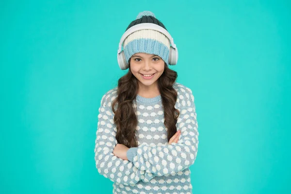 음악 재생 목록을 위한 제안. 겨울 음악 활동. 겨울 놀이를 즐기는 행복 한 소녀. 음악적 기분. 어린 아이들은 스웨터와 모자를 뜨개질 했습니다. 파란 배경의아이. 겨울에 대한 노래. 겨울의 재미 — 스톡 사진