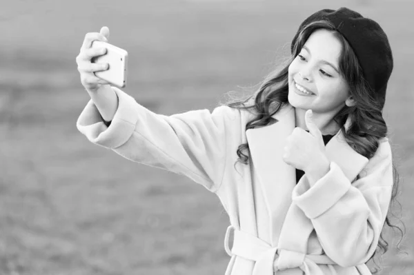 Bel colpo. Applicazione per smartphone. Comunicazione moderna. Ragazza tenere smartphone scattare selfie. Selfie per i social network. Streaming online o riprese vlog. Bambino ragazza sorriso tenere smartphone — Foto Stock