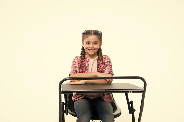 Estudante perfeito sentar mesa menina. Ela sabe as respostas certas. Conhecimento é riqueza. De volta à escola. Conceito de escola privada. Escolaridade individual. Ensino fundamental. Ensino fundamental. Desfrute do processo de estudo — Fotografia de Stock