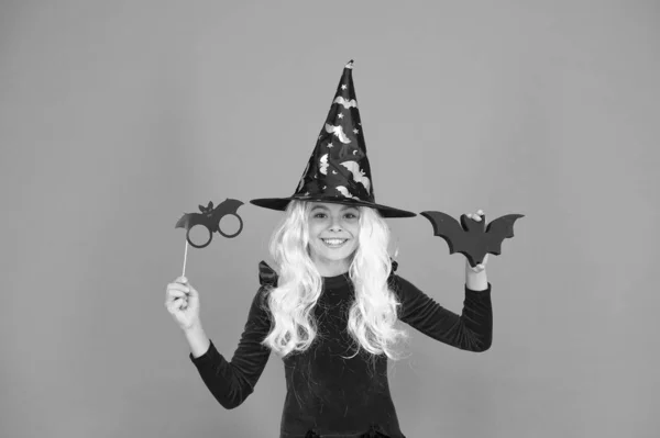 Cabina de fotos apoyos. Niña con disfraz de bruja. Conjuro mágico. Pequeña bruja de pelo blanco. Mago o mago. Fiesta de Halloween. Niña con sombrero de bruja negro. Vacaciones de otoño. Únete a celebración —  Fotos de Stock