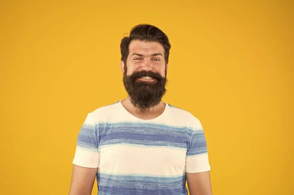 Divertido. moda masculina. férias de verão. marinheiro sorridente. Junta-te à minha onda. colecção de Verão. estilo marinho. homem barbudo hipster fundo amarelo. maduro brutal cara listrado camisa — Fotografia de Stock