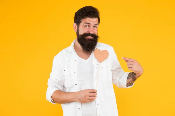 Ambiance romantique. Beau macho à longue barbe. Tomber amoureux. Joyeuse Saint Valentin. Un homme barbu qui tient le cœur. Hipster avec petit cœur. Valentin avec carte en forme de coeur. Exprimer son amour — Photo