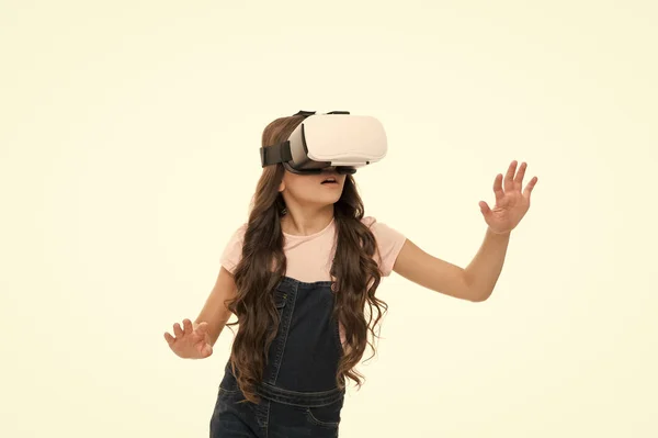 Tão real. tecnologia de realidade virtual. A realidade virtual é emocionante. Miúda miúda usa óculos VR isolados no branco. Conceito de educação virtual. Vida moderna. Interação no espaço virtual. Jogo virtual — Fotografia de Stock