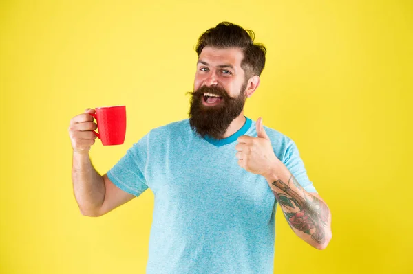 En commençant la journée par une bonne boisson. Bonjour café. Bilan hydrique et soins de santé. L'homme barbu aime la routine matinale. gorgée d'inspiration. tasse de boisson chaude. homme style décontracté boisson thé — Photo