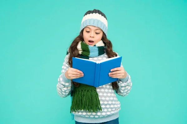 Studera väl. Smart barnstudie. Tillbaka till skolan. vintersagoläsning. En liten bokälskare. mysigt och bekvämt koncept. Min favorithistoria. fritid på vintern. Utveckling av barndomen. Läsbok för flickor — Stockfoto