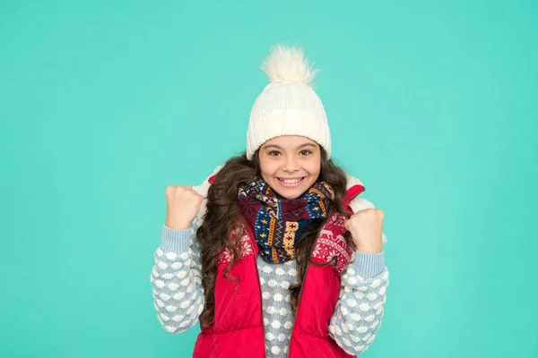 성공 한아이. 따뜻하고 스타일을 유지하라. 추운 겨울이었죠. 휴가 시간이야. 계절에 따라 활동하라. 아이들은 뜨개질을 한 따뜻 한 옷을 입습니다. 겨울 직감이야. 젊은 길거리 패션. 겨울재밌어. 기분이 좋다 — 스톡 사진