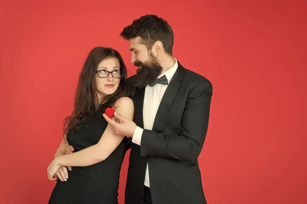 Hora do amor. Casal apaixonado anuncia noivado. Homem barbudo faz pedido de casamento a uma mulher sexy. Declaração de amor. Encontro amoroso e romance — Fotografia de Stock