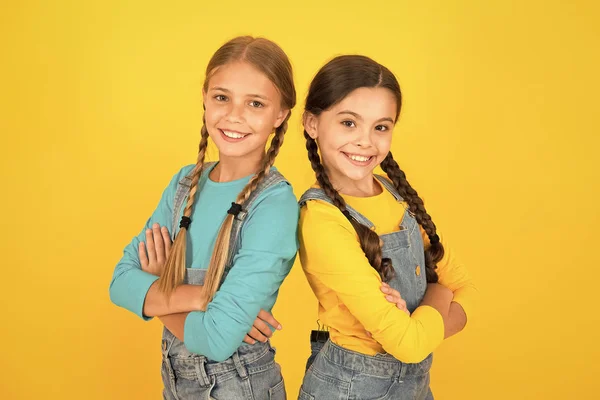 Oekraïense kinderen. Kinderen Oekraïense jonge generatie. Vier nationale feestdag. Patriottisme concept. Meisjes met blauwe en gele kleren. Patriottische opvoeding. Onafhankelijkheidsdag. Wij zijn Oekraïners. — Stockfoto