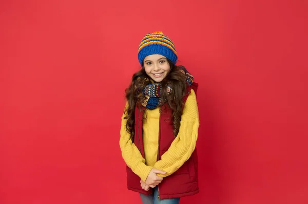 겨울 아이디어는 재미로. 패션 샵. 행복 한 어린 시절. 아이들을 위한 겨울 패션. 즐거운 겨울 휴가보내 세요. 따뜻하고 행복 해. 멋지게 생긴 긴 머리를 하고 즐거운 미소를 짓고 있는 어린이 — 스톡 사진