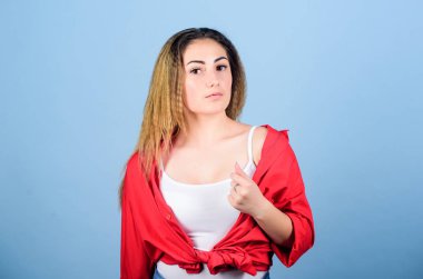 Sokak tarzı. Saç şekillendirme metodu. Kişisel bakım. Şampuan ve saç kremi. Kuaför salonu. Hasarlı saç. Sakat saç stili. Mavi arka planda kız saç stili. Fazladan ses