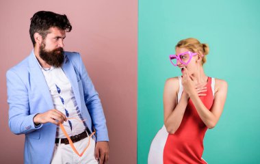 Hey sen! Parti eğlencesi. Birbirine aşık çiftler. Sakallı adam ve güzel kadın. Ofis partisi. En iyi arkadaş ilişkileri. hippi adam ve kız parti gözlükleri. Arkadaşlık. Birlikte kutlayalım.