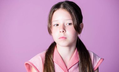 Bazı sorunlarım var. Çocukluk kavramı. Üzgün küçük kız. Cilt bakımı. Çocuk modası. Çocuklar için kuaför. Mor arka plandaki çocuk. Çocuklar Günü 'nde. Çocuk psikoloğu. Güzel küçük kız.
