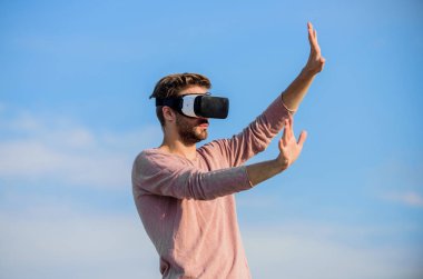 Sanal gerçeklik gözlükleri. Kablosuz sanal gerçeklik gözlüklü adam. Artırılmış gerçeklik. Tasarımcı ya da mühendis. 3D nesneler tasarlamak. Eğitici fütüristik program. Siber uzay. Sanal gerçeklik. Oyun çevrimiçi