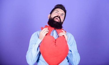 Aşka boğulmuş. Sakallı adam büyük kırmızı bir kalp tutuyor. Kalp krizi ve kalp ağrısı. Sevgililer Günü erkeği 14 Şubat 'ta aşkını ifade ediyor. Aşk hastalığı ve kalp sorunları
