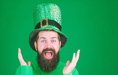 Saint patricks günü tatil. Patricks günü kutlu olsun. Küresel kutlama. St patricks günü tatil geçit yoncaları ve her şeyi İrlandalı için bilinen. Adam hipster aşınmaya şapka sakallı. Yeşil kutlama parçası