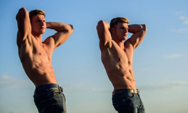 Çifte güç. Kaslı ikizler. Erkek kardeşler kaslı adamlar gökyüzü arka planı. Güçlü kaslı vücut geliştirici. Çekici ikizler. Sağlıklı atletik vücut. Seksi gövde çekici vücut. Erkeklik kavramı