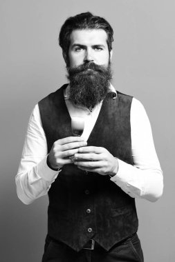 Uzun sakallı, yakışıklı bir adam.